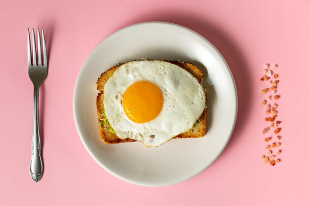 Gebakken Ei Toast Op Effen Roze Achtergrond