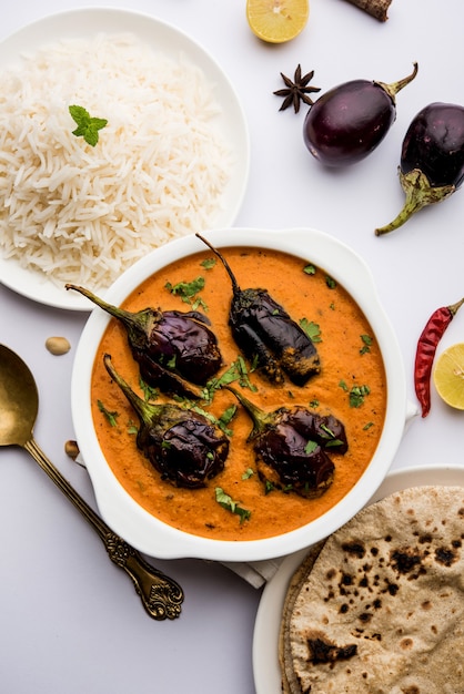 Gebakken eiercurry of anda masala geserveerd in een kom