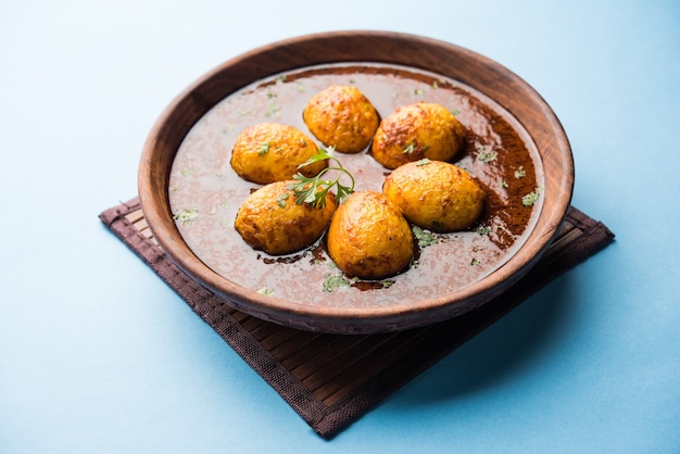 Gebakken eiercurry of anda masala geserveerd in een kom