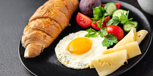 Gebakken eieren eigeel ontbijt kopje koffie vloeistof verse maaltijd snack op tafel kopieer ruimte eten
