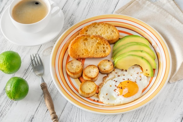 Gebakken eieren met avocado