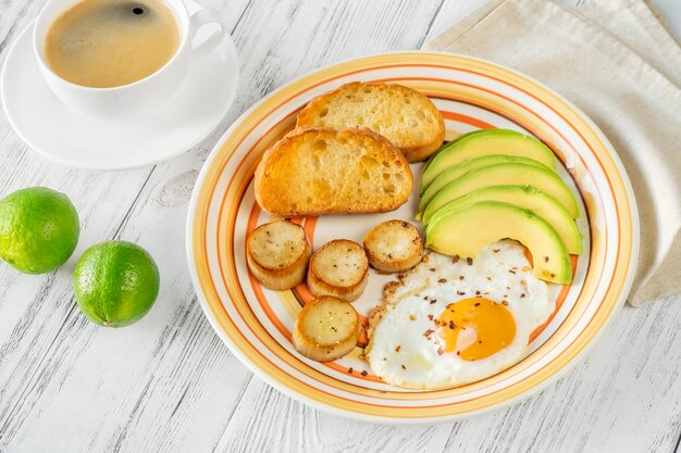 Gebakken eieren met avocado