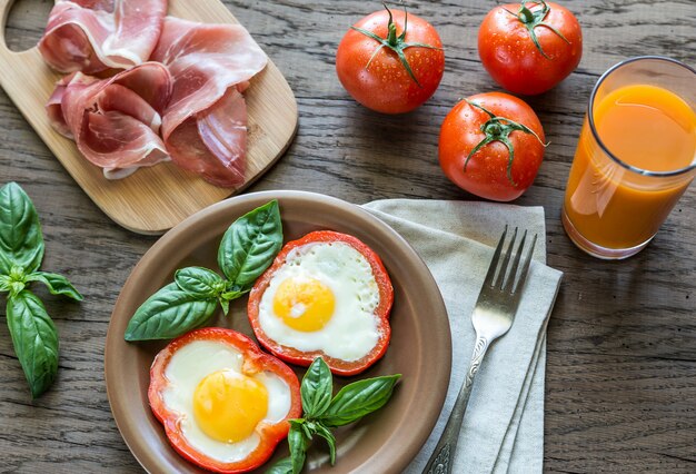 Gebakken eieren met prosciutto op de houten tafel