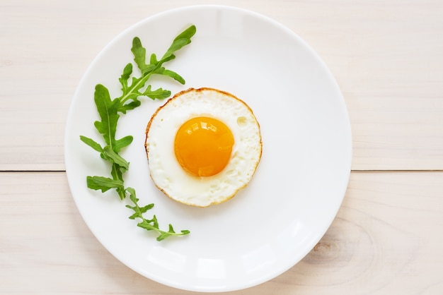 Gebakken eieren met rucola in een bord