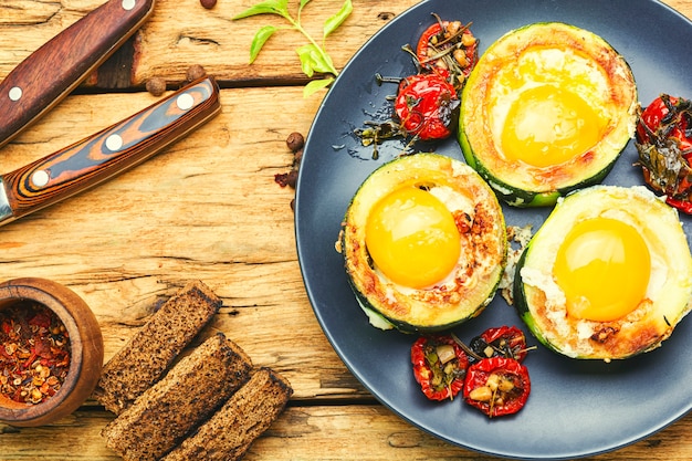 Gebakken eieren met tomaten en brood in plaat op rustieke houten tafel