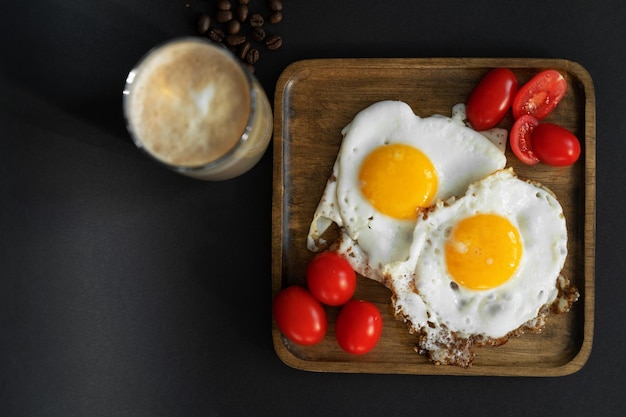 Gebakken eieren met tomaten