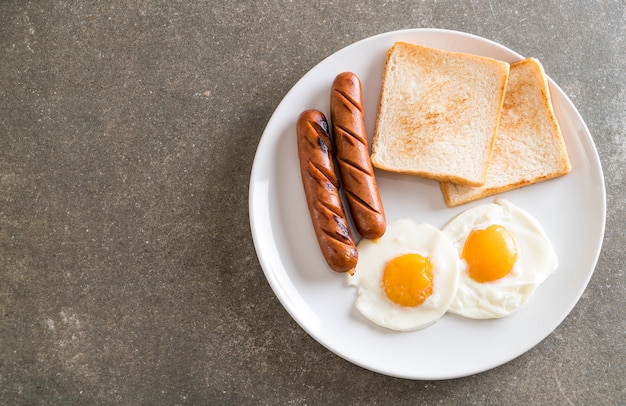 gebakken eieren met worst en brood