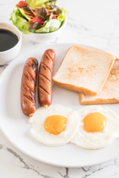 gebakken eieren met worst en brood