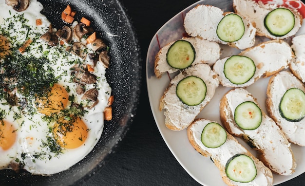 Gebakken eieren toast met kaasroom