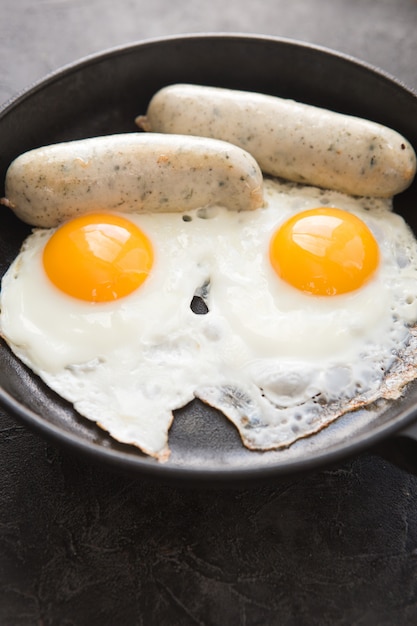 Gebakken eieren, worst in ijzeren pan - Gezond eten Engels ontbijt