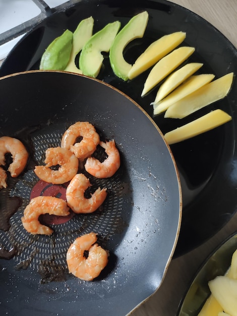 Gebakken garnaal met thuis gekookt avocado-ontbijt