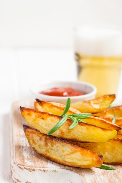 Gebakken gebakken aardappelen met rode saus en bier selectieve focus