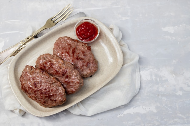 Gebakken gehakt met tomatensaus op schotel