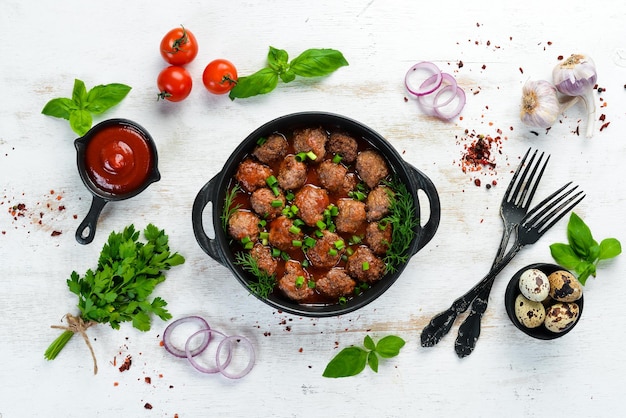 Gebakken gehaktballen met tomatensaus in een koekenpan Bovenaanzicht Gratis kopieerruimte