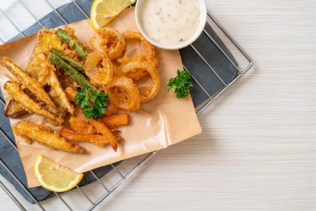 gebakken gemengde tempura met saus