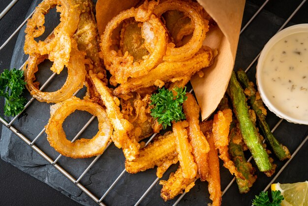 gebakken gemengde tempura met saus