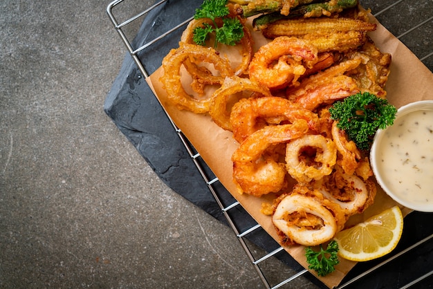 Gebakken gemengde tempura met saus