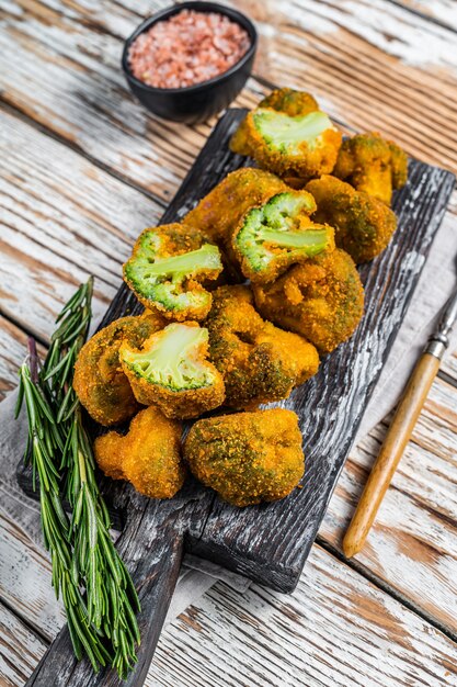 Gebakken Gepaneerde broccoli op een houten bord met kruiden