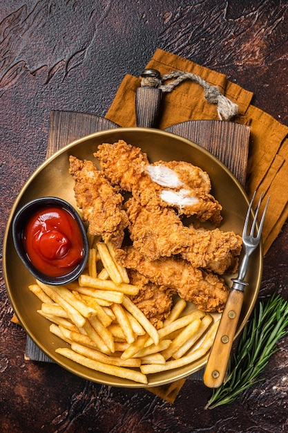 Gebakken Gepaneerde Kippenreepjes Met Frietjes En Tomatenketchup Op Een Bord Donkere Backgrund Bovenaanzicht