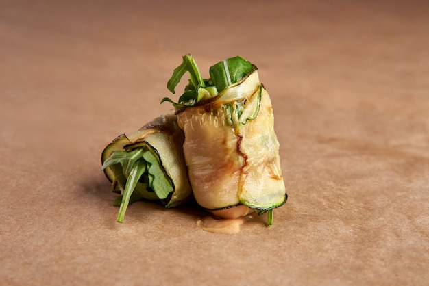 Gebakken gerolde courgette plakjes gevuld met spek, roomkaas