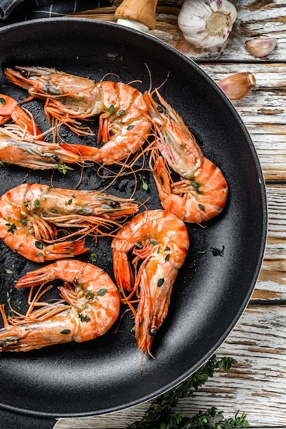 Gebakken gigantische tijgergarnalen Garnalen in een pan