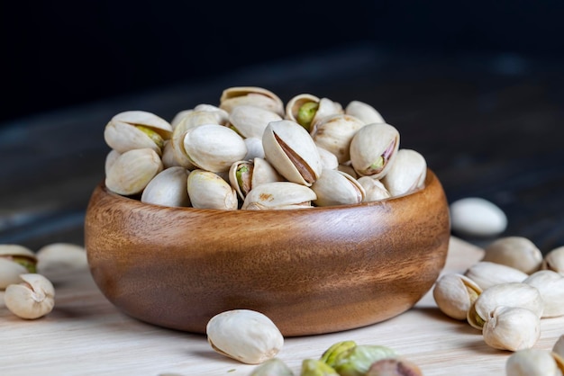 Gebakken groene pistachenoten in een dop