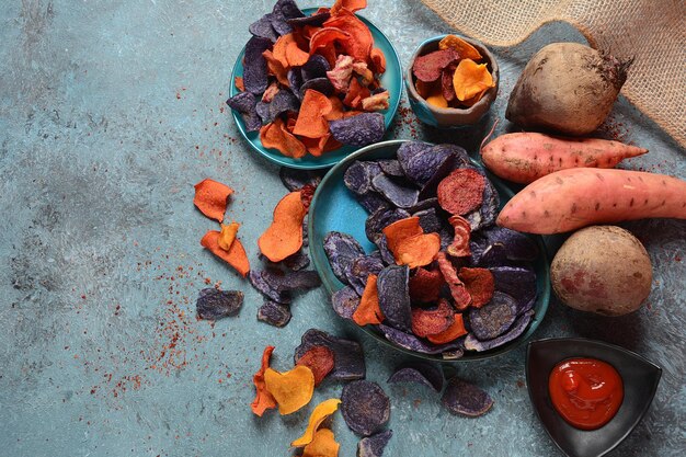 Gebakken groente chips granaat zoete aardappel paarse wortel en rode biet