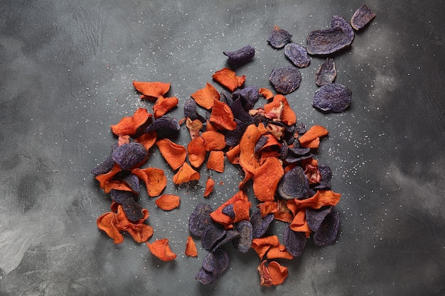 Gebakken groente chips granaat zoete aardappel paarse zoete aardappel wortel en rode biet Glutenvrij