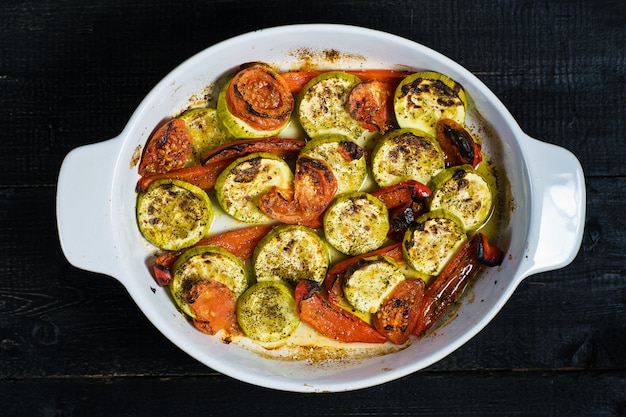 Gebakken groenten in ovenschaal, courgette, paprika en courgette.