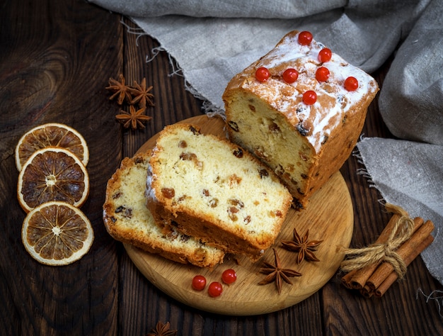 Gebakken grote cake met gedroogd fruit