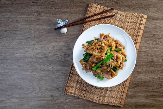 Foto gebakken grote noedels met roer soja saus gerecht van pad see ew