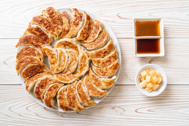 Gebakken gyoza of knoedelsnack met sojasaus