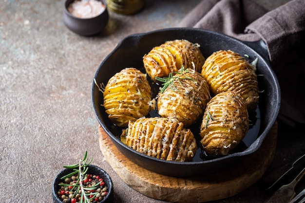 Gebakken Hasselback Aardappelen Met Kaas Knoflook En Groenten