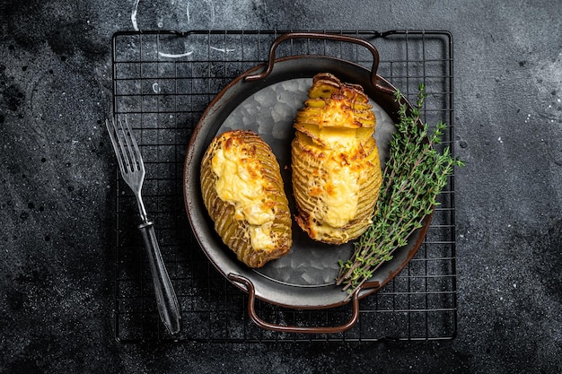 Gebakken Hasselback Aardappelen Met Kaas Knoflook Tijm En Rozemarijn Zwarte Achtergrond Bovenaanzicht