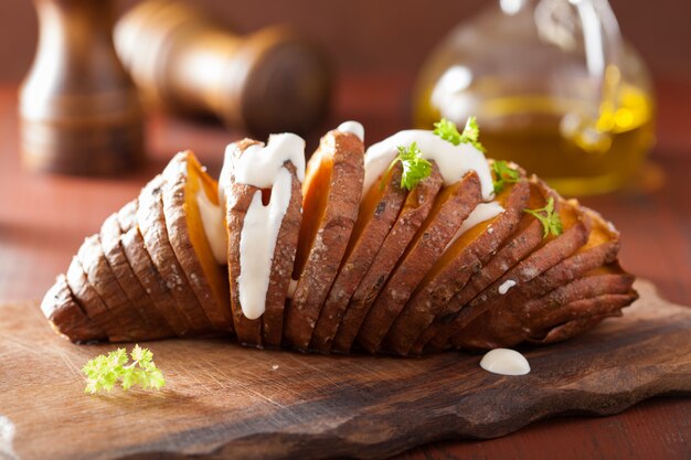 Gebakken hasselback-aardappelen met zure room