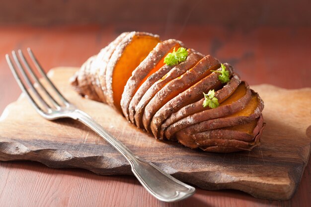 Gebakken hasselback-aardappelen