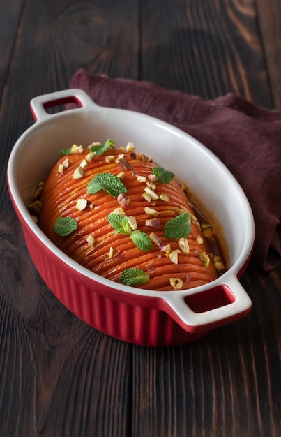 Gebakken hasselback pompoen geglazuurd met karamel in bakvorm