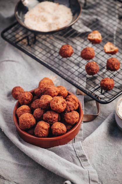 Gebakken huisgemaakte Italiaanse traditionele gehaktballen met Parmezaanse kaas en brood