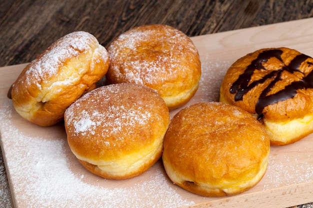 Gebakken in olie berlijnse donuts met vulling, dessert van heerlijke en zoete donuts met vulling