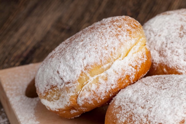 Gebakken in olie Berlijnse donuts met vulling dessert van heerlijke en zoete donuts met vulling