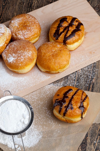 Foto gebakken in olie berlijnse donuts met vulling dessert van heerlijke en zoete donuts met vulling