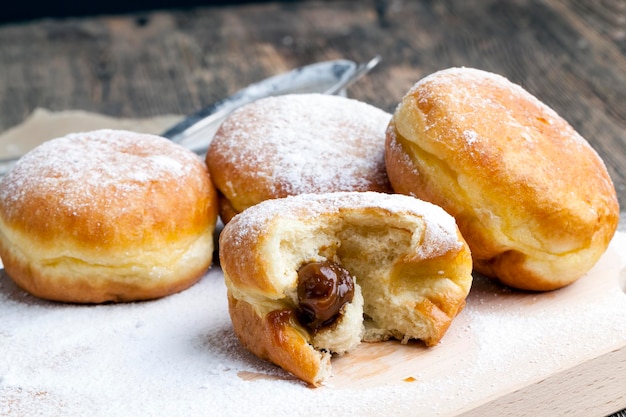 Gebakken in olie Berlijnse donuts met vulling dessert van heerlijke en zoete donuts met vulling