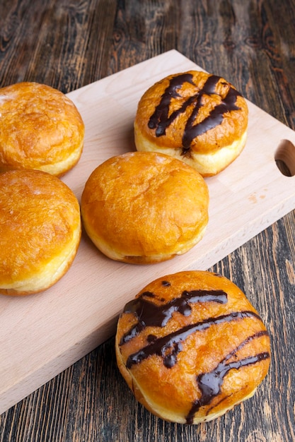 Gebakken in olie Berlijnse donuts met vulling dessert van heerlijke en zoete donuts met vulling