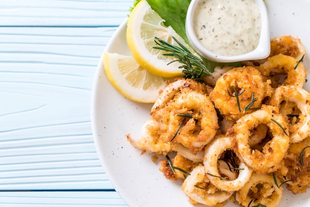 gebakken inktvis of octopus (calamares) met saus