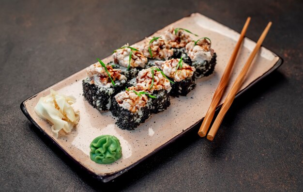 gebakken Japanse sushi rolt op een stenen achtergrond