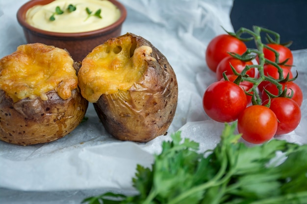 Gebakken jonge aardappelen met kaas Ruimte voor tekst.