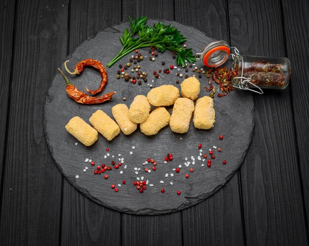 Gebakken kaasbal, kaasnuggets op een houten plaat