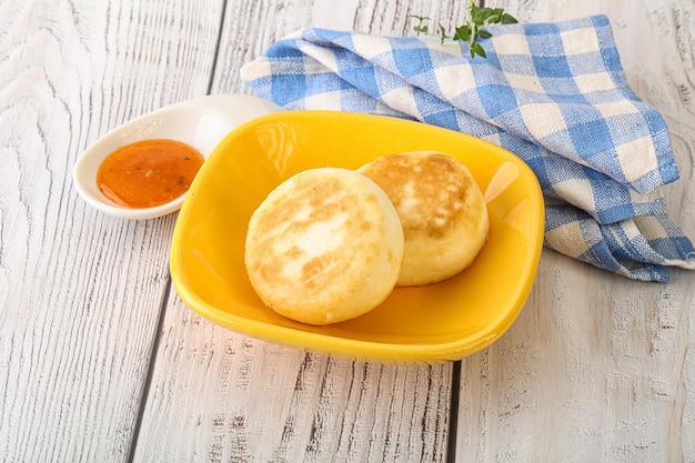 Gebakken kaaskoekjes met fruitjam