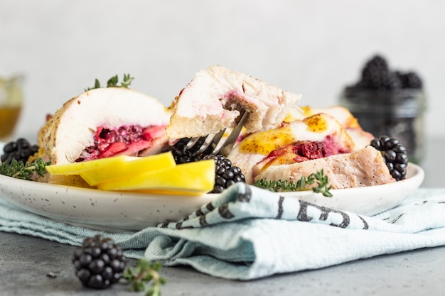 Gebakken kalkoenfilet of kipfilet gevuld met appels en bramen.