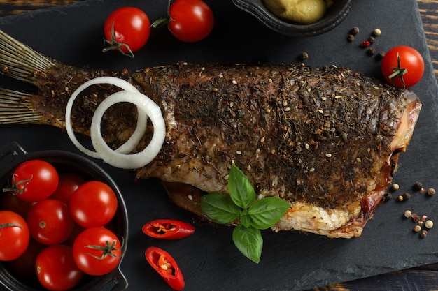 Gebakken karpervis met groenten tomaten en citroen Gegrilde karper met groenten